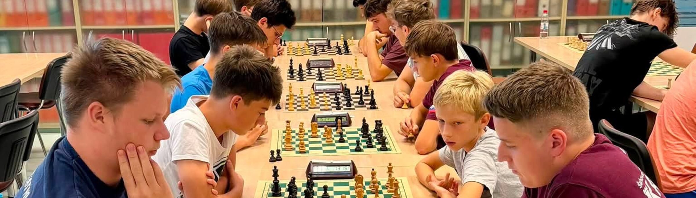 Naši igralci med partijo na 1. mladinski ligi