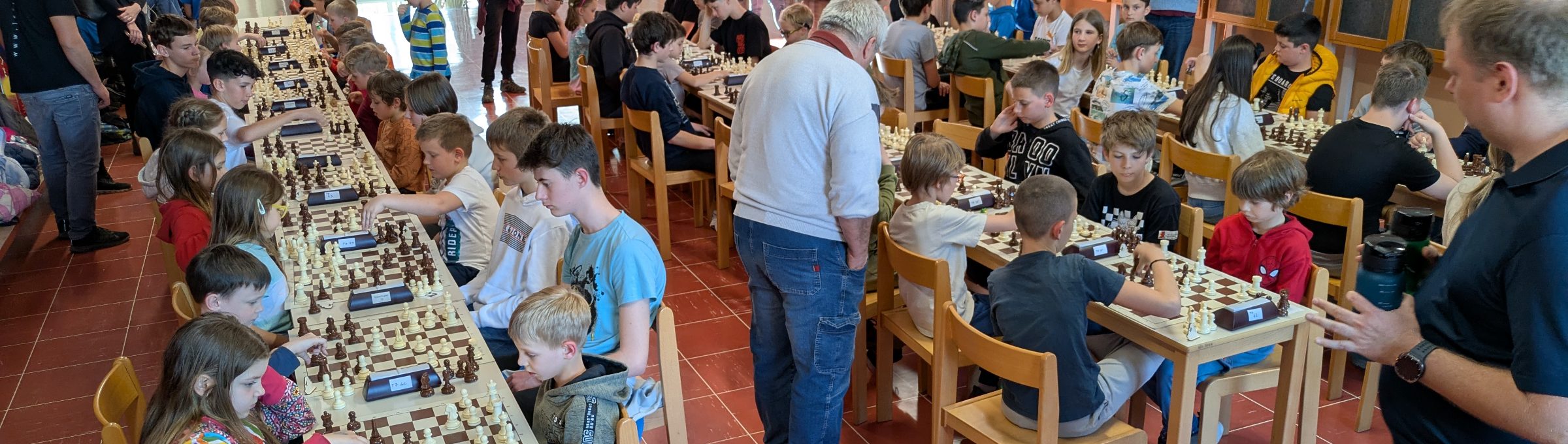 Otroci za šahovnicami na turnirju ciklusa turnirjev mladih