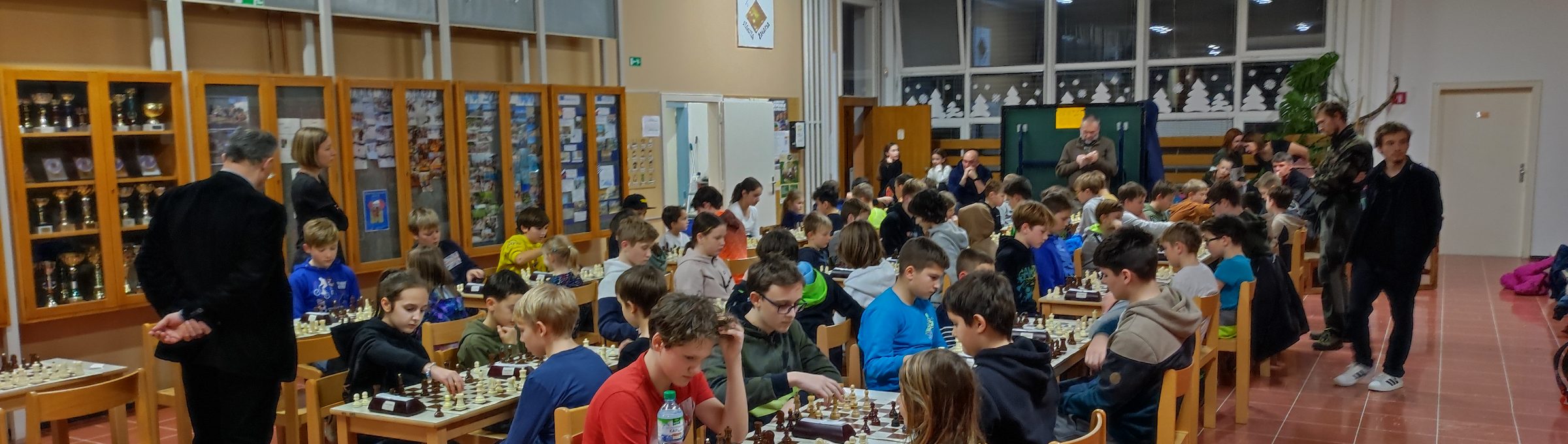 Šolski šahovski turnir v Kranju, polna dvorana otrok za šahovnicami
