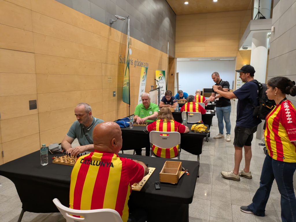 Igralci med partijami na turnirju ONCE; na mizah so prilagojene šahovnice za slepe šahiste