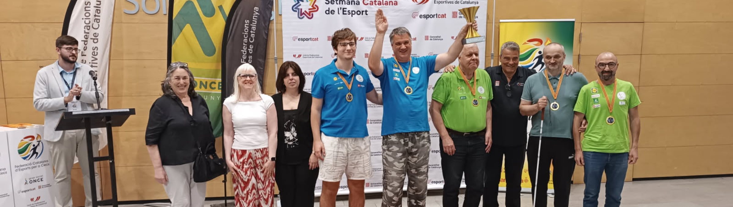 Slovenska reprezentanca s pokalom za skupno prvo mesto na turnirju ONCE