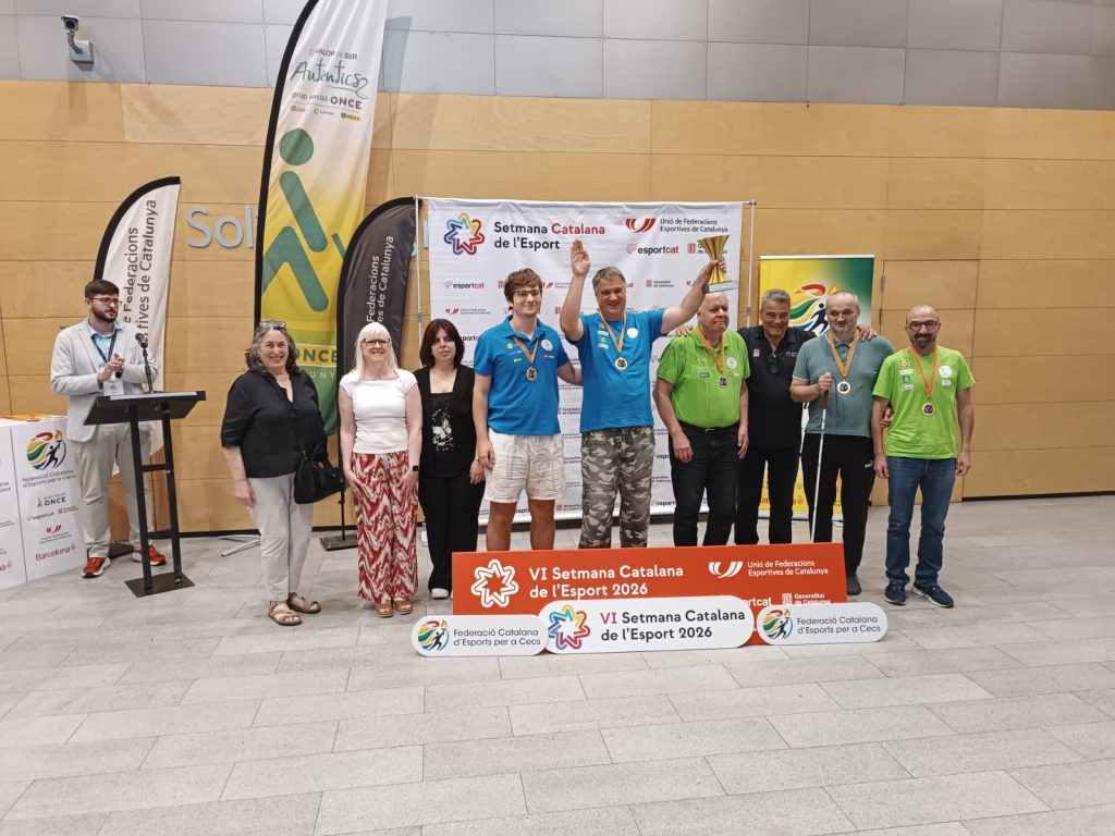 Slovenska reprezentanca s pokalom za prvo mesto na turnirju ONCE, skupaj s predstavniki organizatorjev