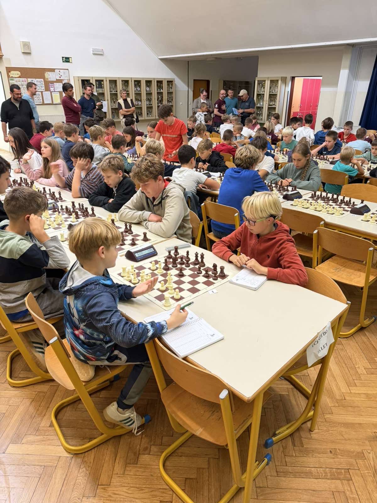 Igralci med 1. turnirjem Ciklusa turnirjev mladih na OŠ Naklo
