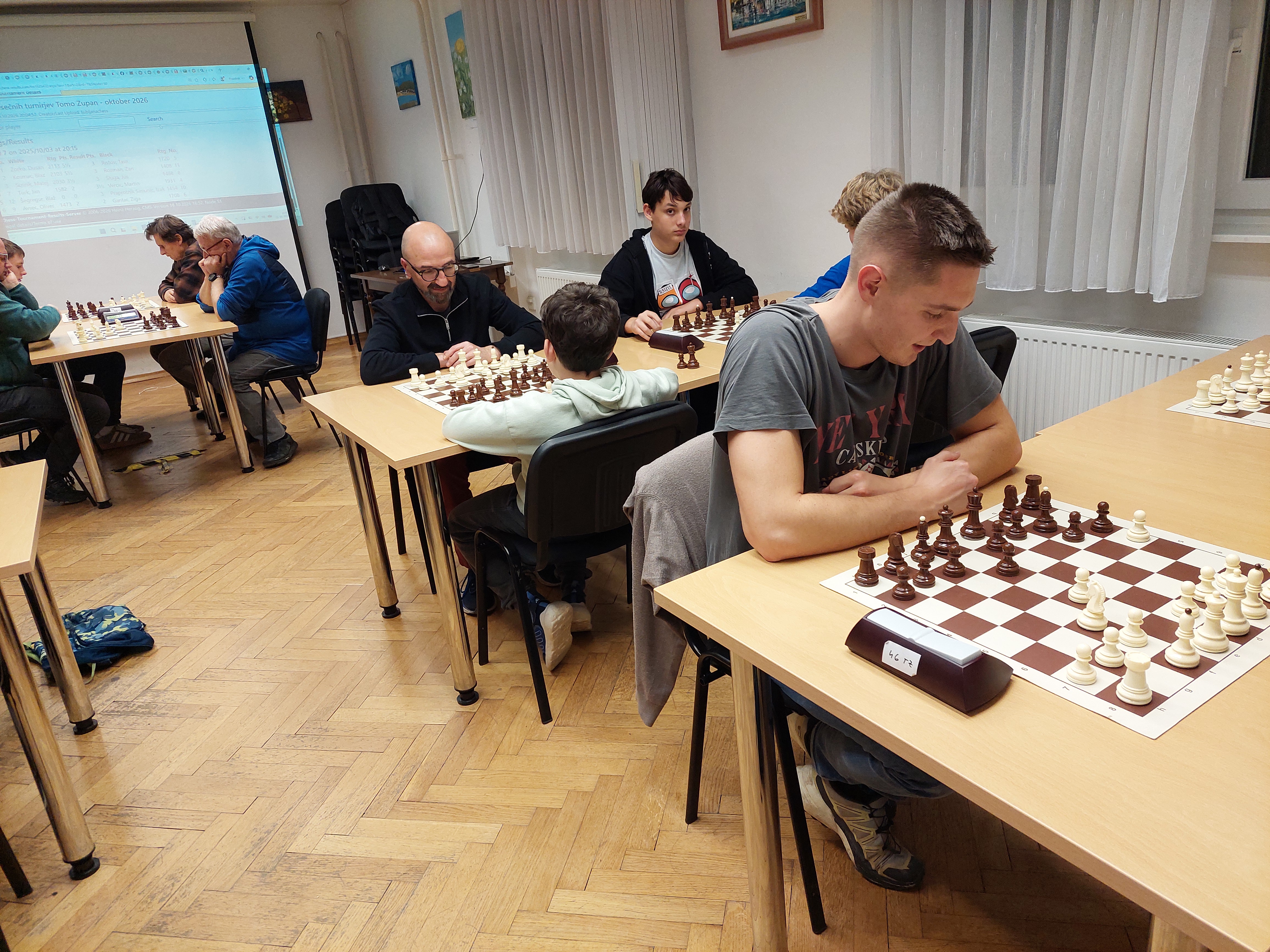 Igralci med partijami na klubskem mesečnem turnirju, oktober 2026