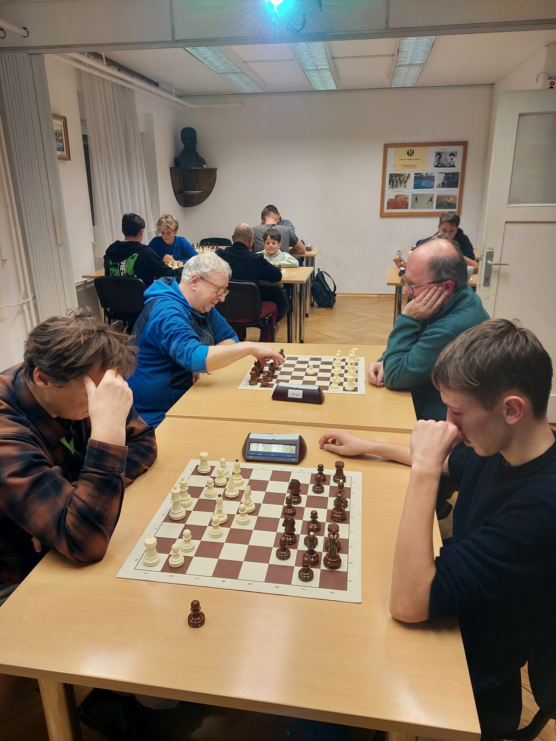 Igralci med partijami na klubskem mesečnem turnirju, oktober 2026