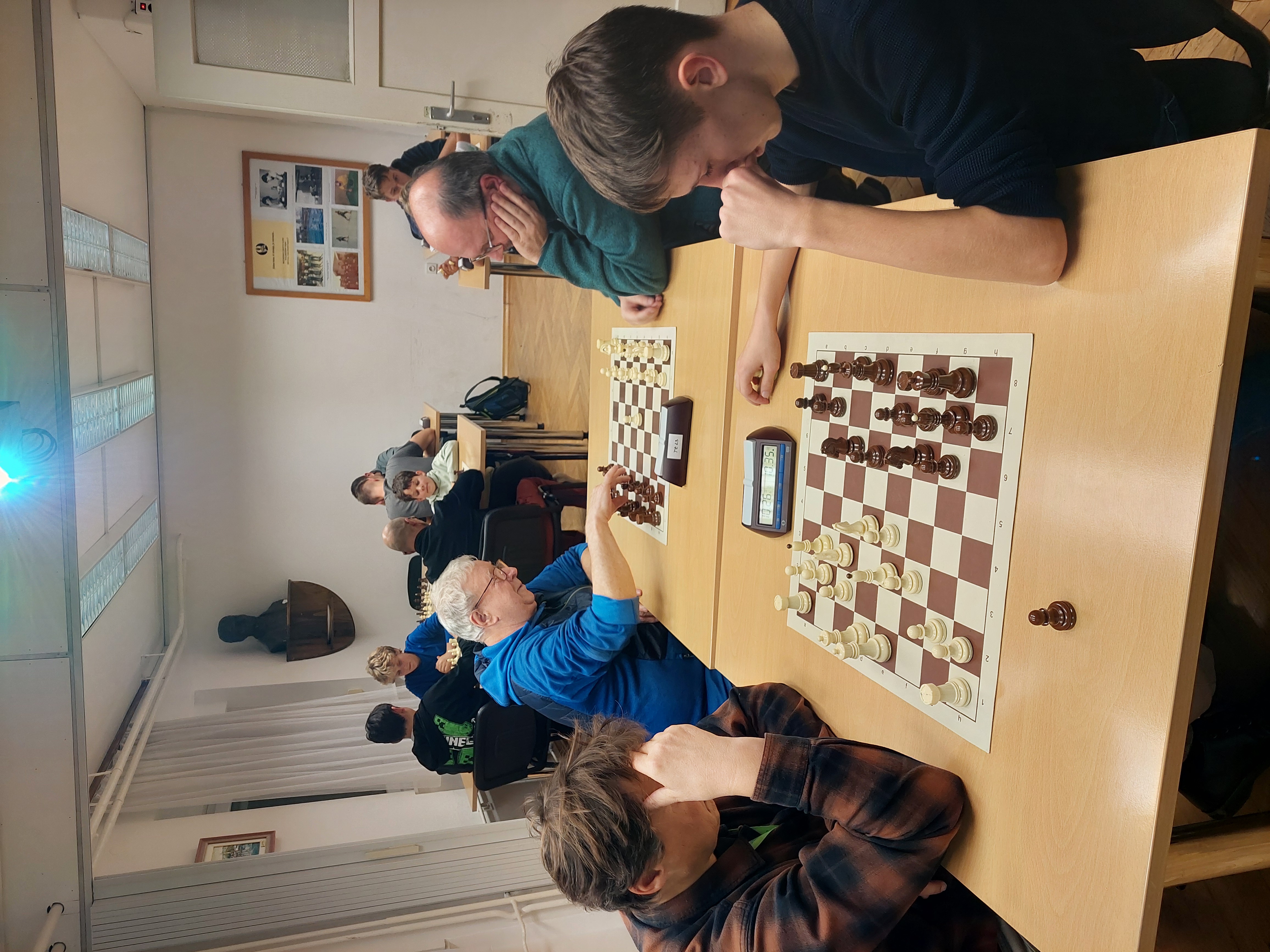 Igralci med partijami na klubskem mesečnem turnirju, oktober 2026