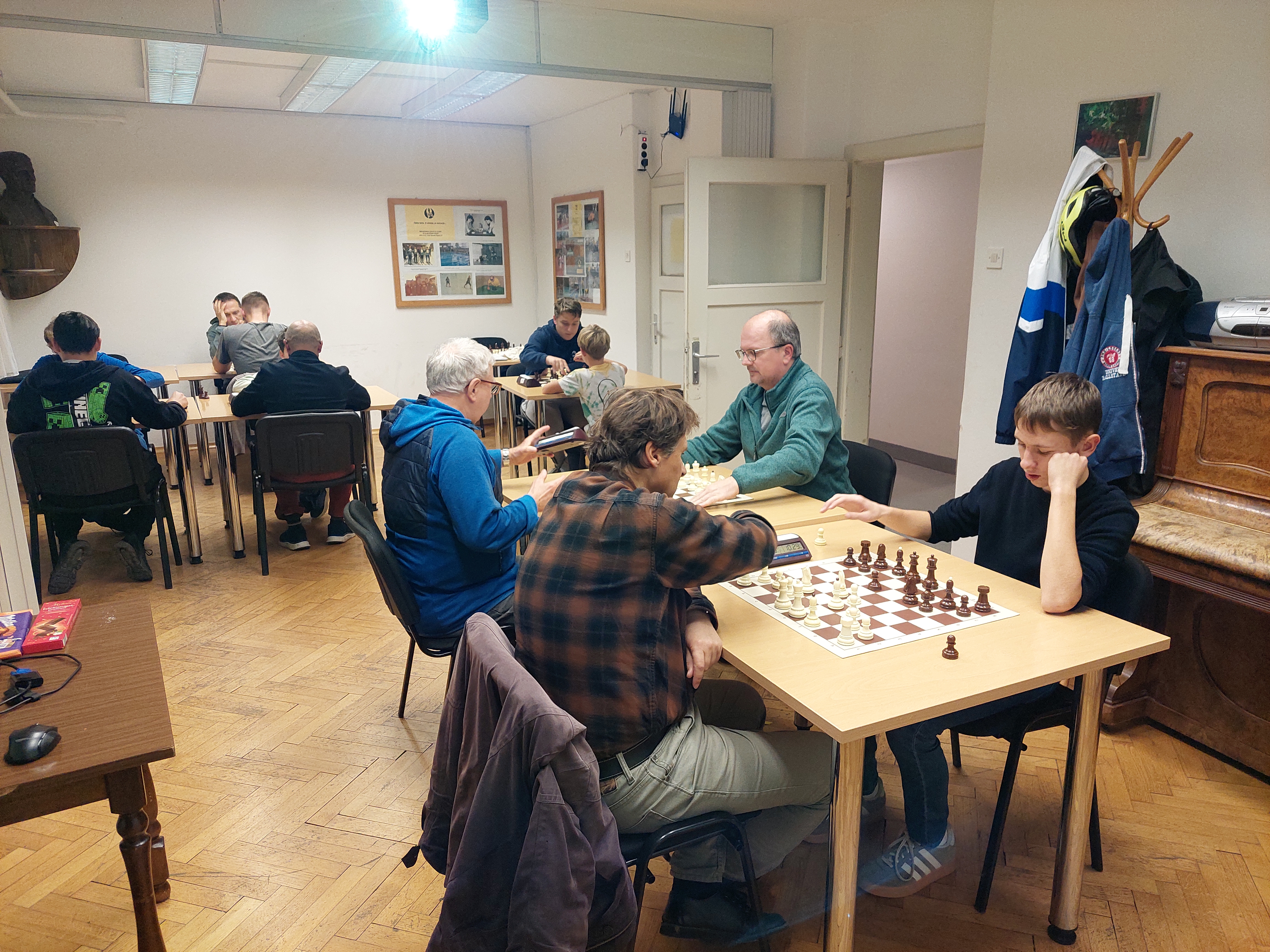 Igralci med partijami na klubskem mesečnem turnirju, oktober 2026