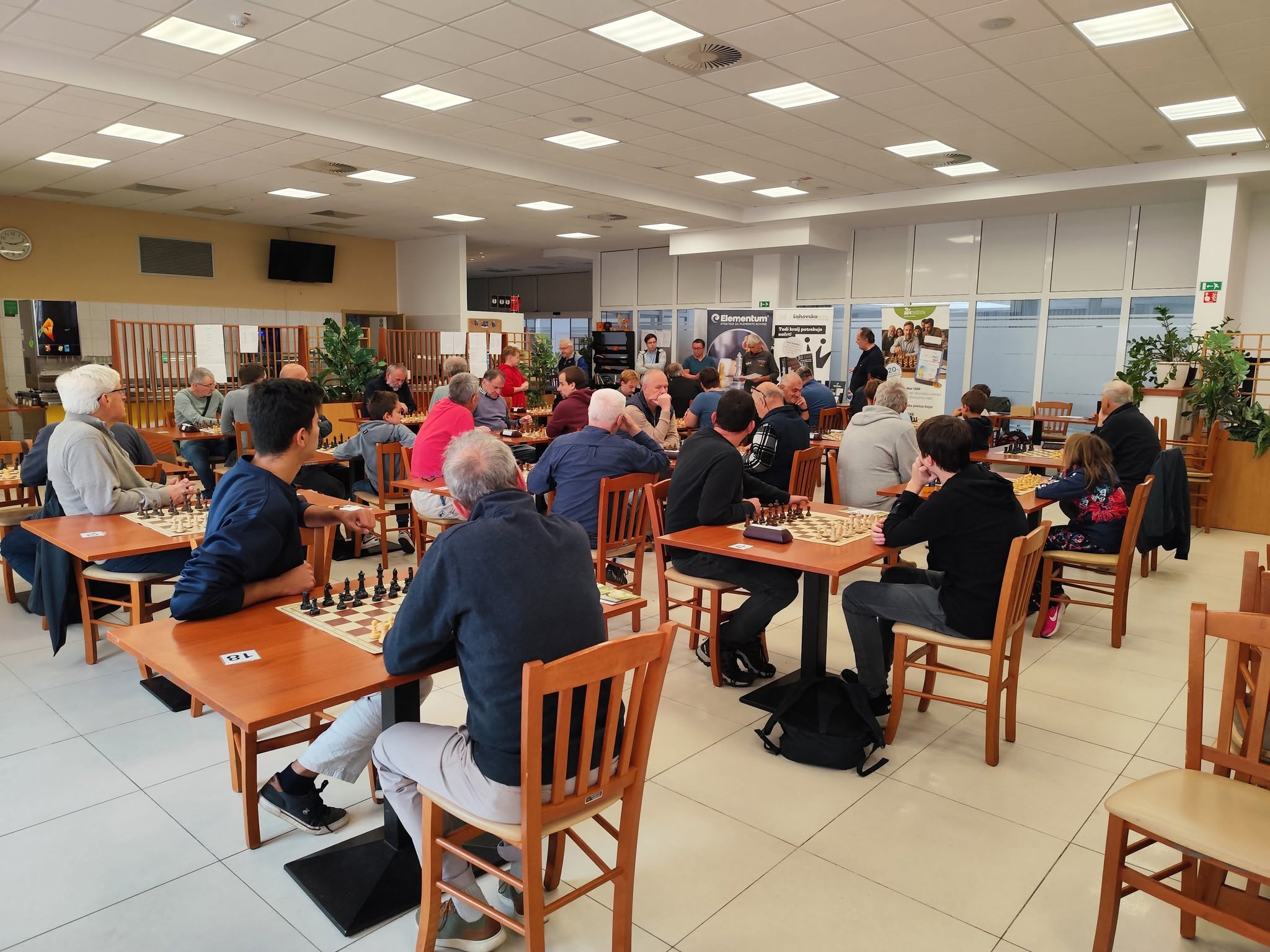 Igralci med partijami na 10. Pokalu Poljanske doline v Žireh, Restavracija Sklednik