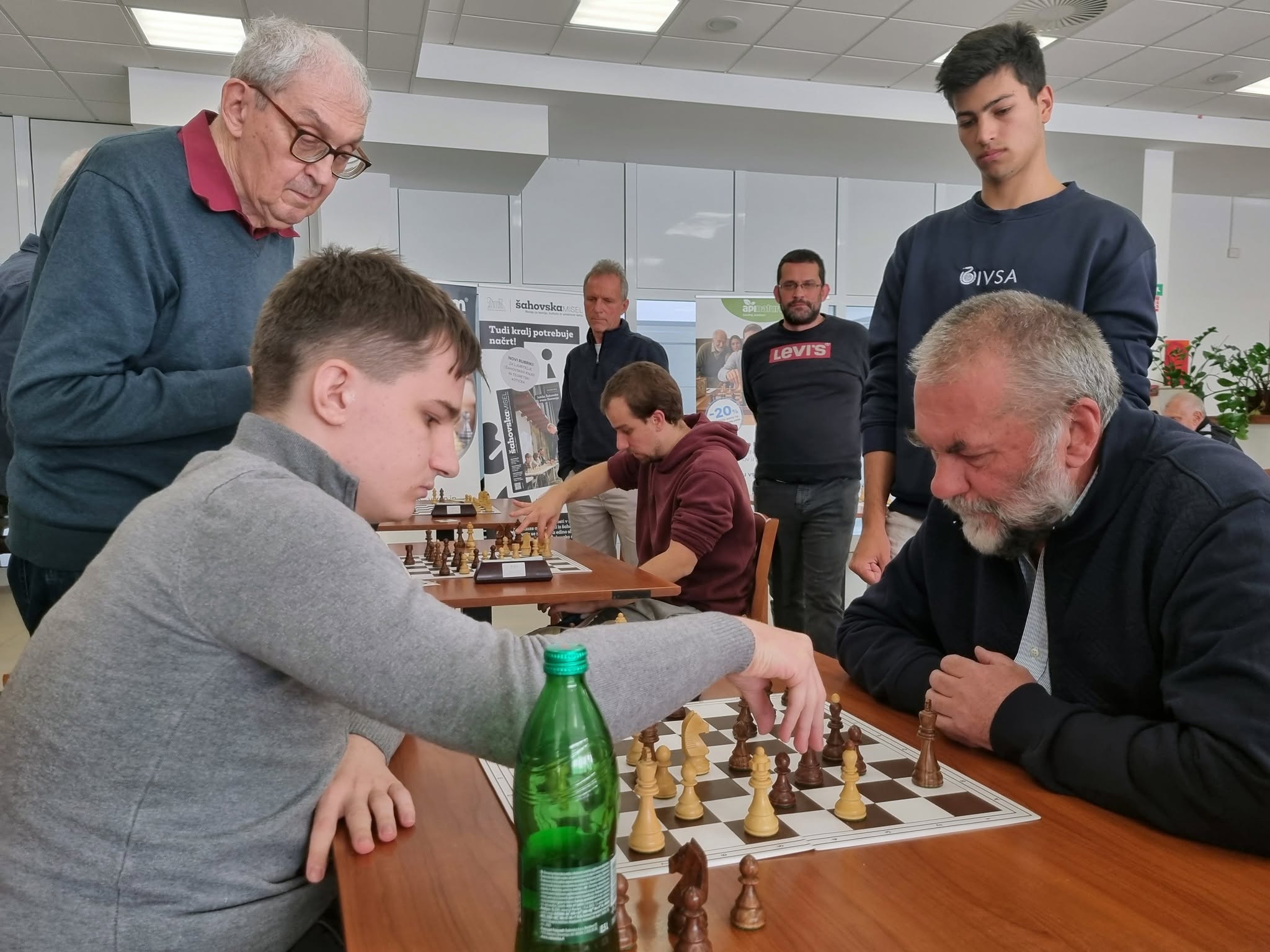 IM Leon Mazi med partijo na 10. Pokalu Poljanske doline
